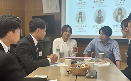 新入社員と先輩社員の座談会