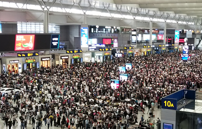 春節で帰国する中国の空港の様子