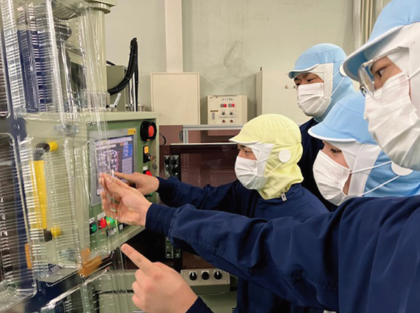 製造効率をあげるのにどうすればいいのか全員で研鑽中の様子