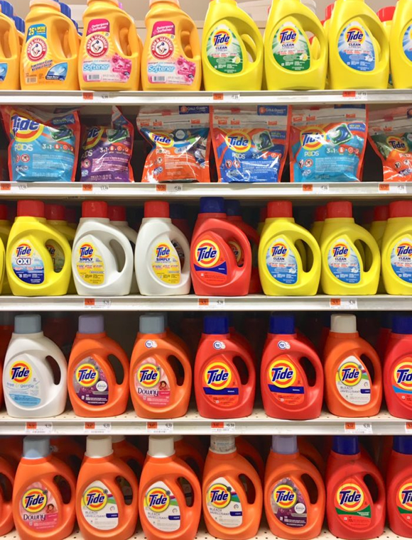 アメリカの大型スーパーの洗剤売り場