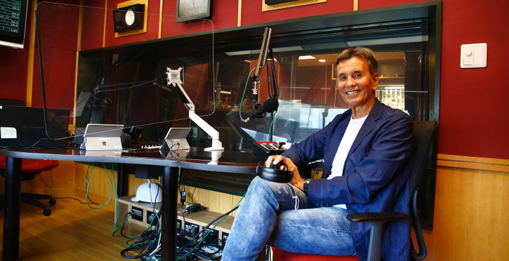 FM802のブースで笑顔のヒロさん