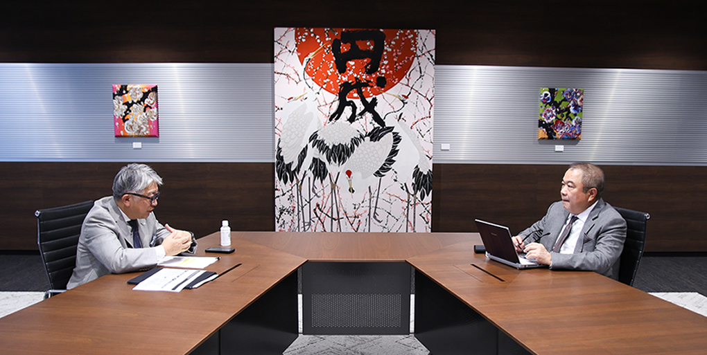 カルチュア・エンタテインメント グループの役員会議室にて対談。背景の絵画は、書家・芸術家 紫舟氏の肉筆画