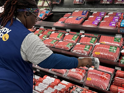 包装にRFIDラベルを装着した肉製品をリーダーでスキャンして安全性を確認するWalmartの従業員