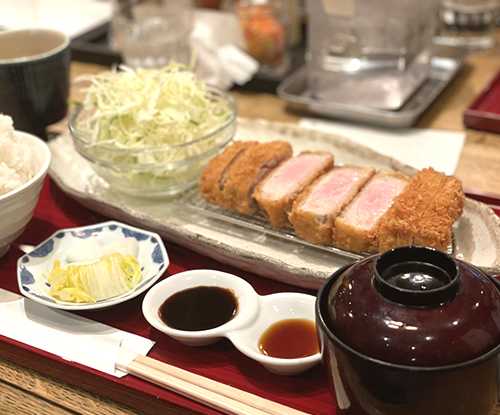 鹿児島県産の薩摩茶美豚の上ロース定食