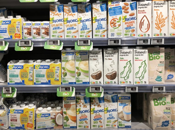 フランスのスーパーでBIO製品が並ぶ様子