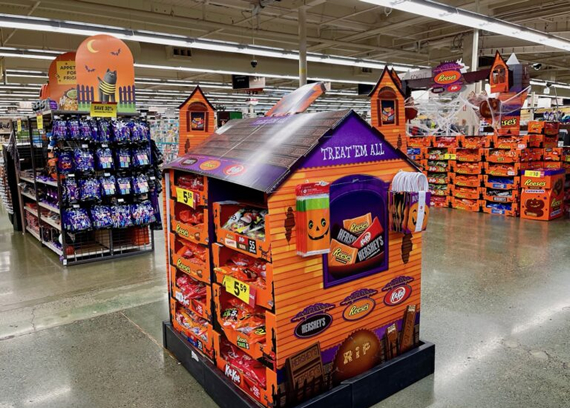 スーパーに設けられたハロウィン用お菓子売り場
