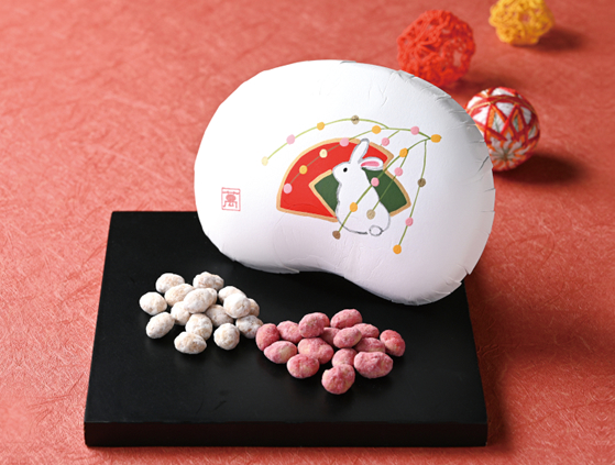 まめや金澤萬久本店の縁起の良い紅白色の豆菓子